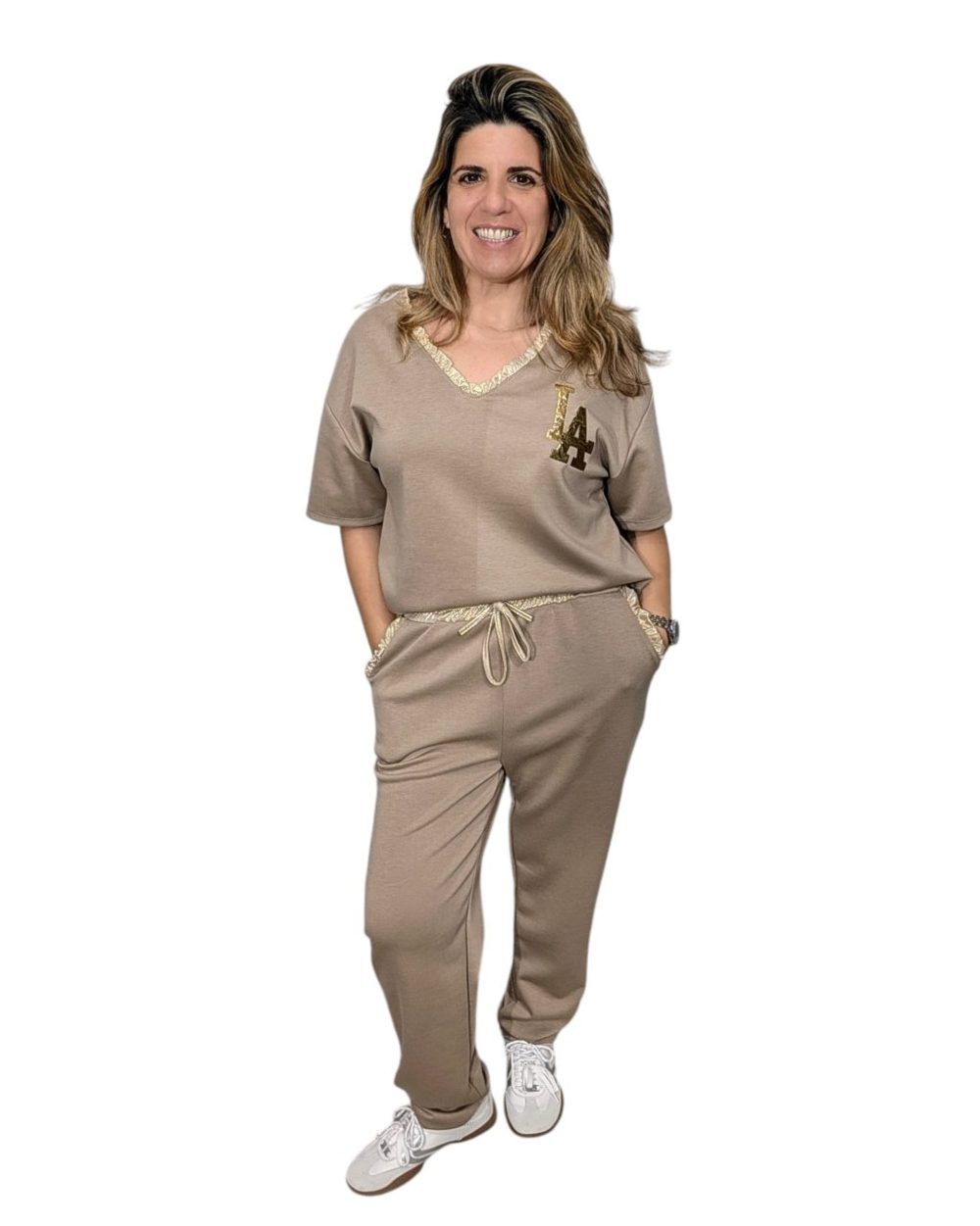 fato de treino noa com detalhe dourado que eleva o look.